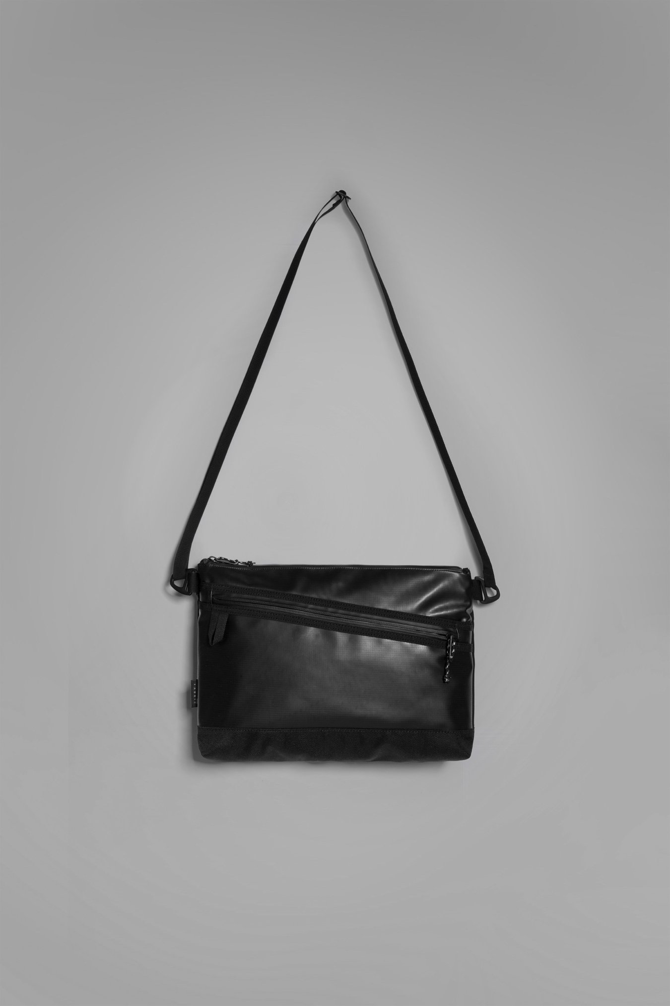 【OUTLIERS】3L SHOLDER BAG Lululemon just dropped an updated version of their sellout